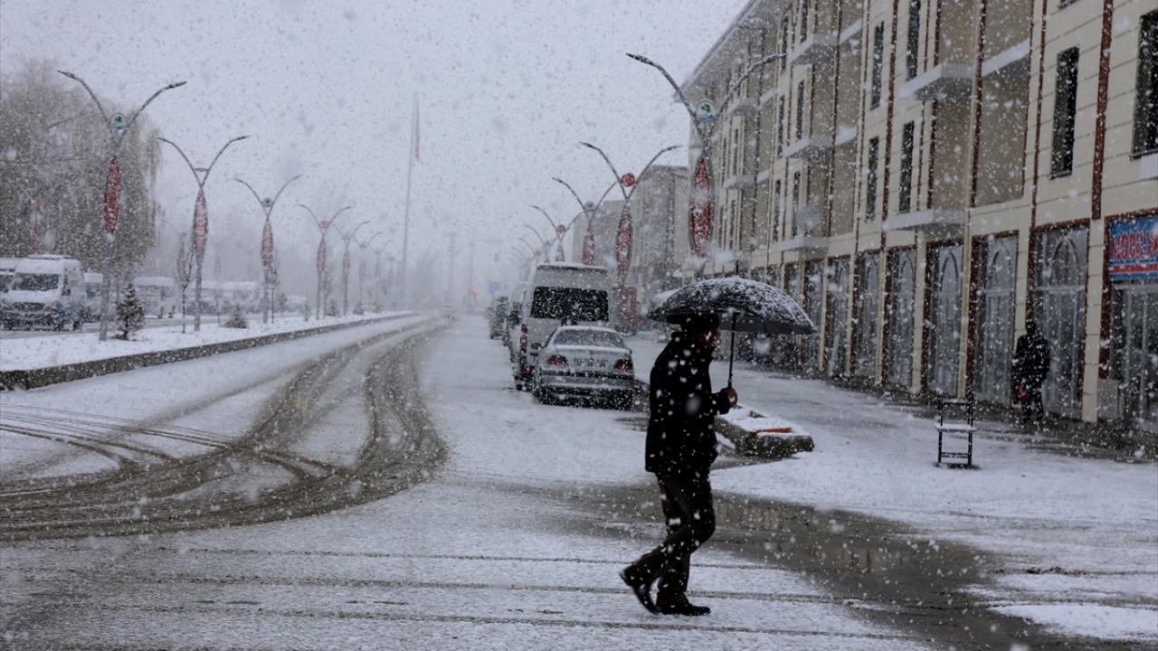 Gece ve sabah saatlerinde buzlanma ile don olayının beklendiği bölgede önemli bir değişiklik görülmeyecek, hava sıcaklıkları mevsim normalleri civarında seyredecek.