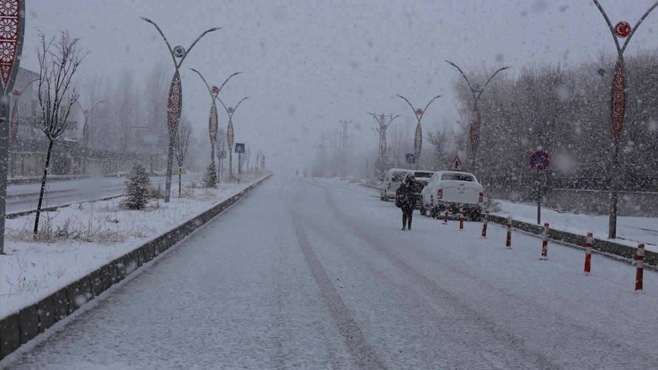 Rüzgarın genellikle kuzey ve kuzeybatı yönlerden hafif, zaman zaman orta kuvvette esmesi bekleniyor.