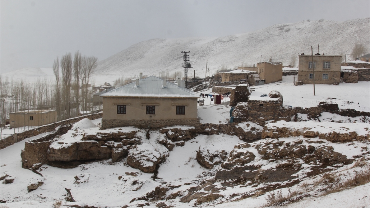 İl merkezleri için günün en yüksek sıcaklıklarının ise Van`da 5, Hakkari`de 6, Bitlis`te 2 ve Muş`ta 4 derece olması tahmin ediliyor.