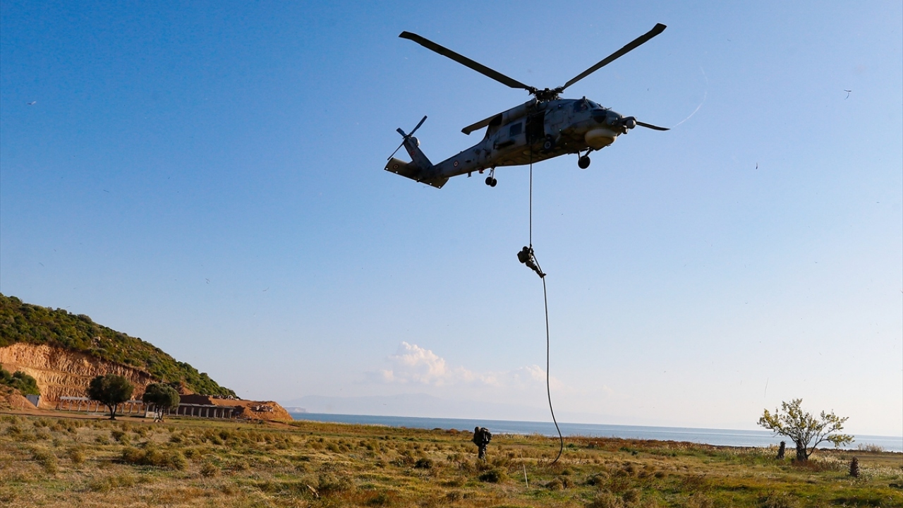 Hava yoluyla gerçekleşen harekatta da tim, helikopterden aşağı bırakılan halattan serbest kayış ve dağ ipinden kontrollü kayış tekniklerini kullanarak geminin güvertesine indi.