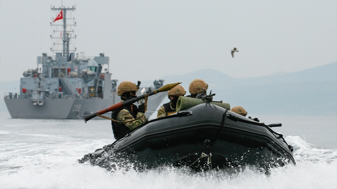 Deneyimli askerlerden oluşan deniz piyadeleri, gözle görülmesi güç olan uzak hedefleri vurabiliyor. 