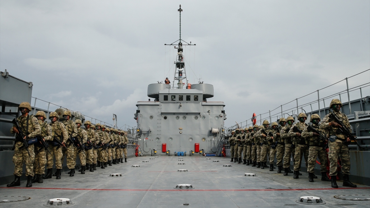 Gemiye çıkma harekatında, hedefe botlarla tam teçhizatlı ilerleyen amfibi timi, müsaadeli olarak geminin komutasını ele geçirmek için son hazırlıklarını yaptı.