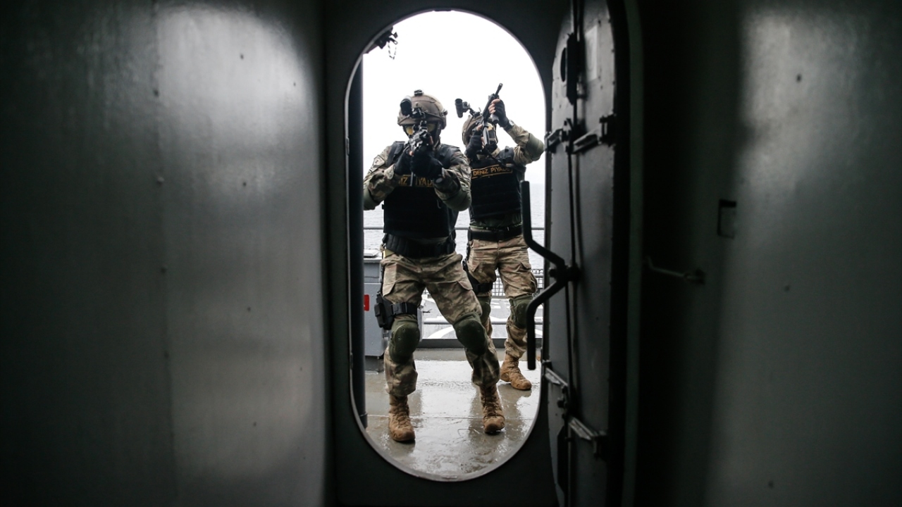 Kendilerine emniyetli bölge ve toplanma noktası belirleyen timler, ardından gemide ilerleme tekniklerini kullanarak köprü üstüne gidip makine dairesini ve personelini kontrol altına aldı.