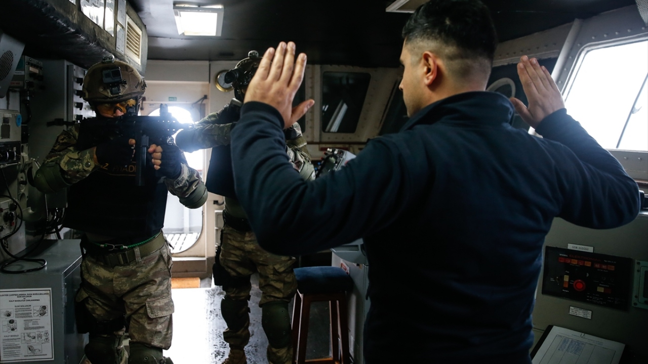 Öncelikle güvertede kendilerine emniyetli bölge ve toplanma noktası belirleyen timler, ardından geminin makine dairesini ve personelini kontrol altına aldı.