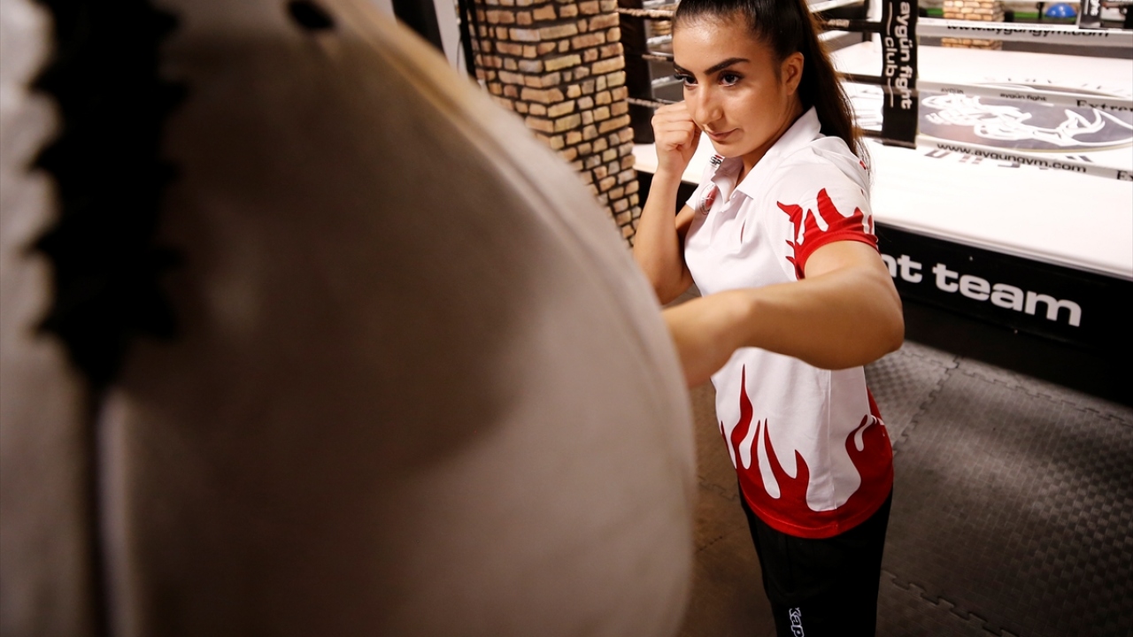 Mahmut Doğan, yaptığı açıklamada, kızı Zeliha`nın 8 yaşında kick boksa başladığını, her gittiği yerde başarılı olduğunu söyledi.