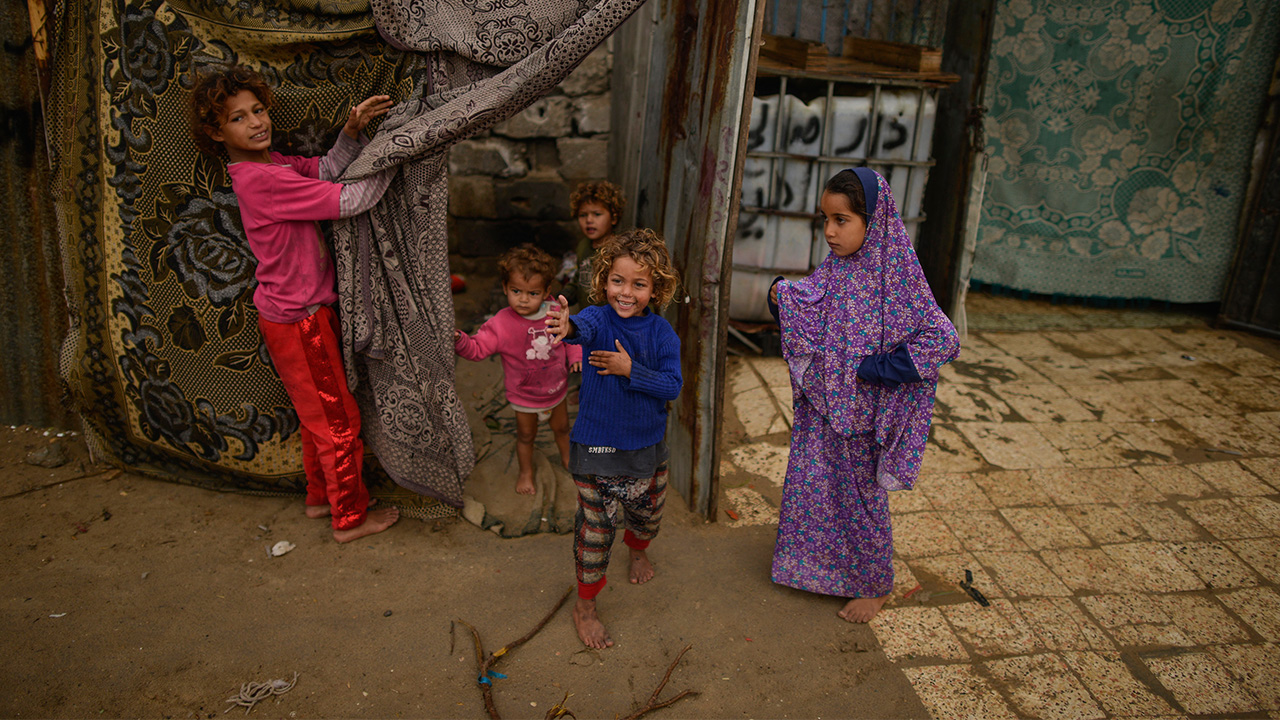 Gazze`nin doğusunda derme çatma evlerin olduğu Ez Zeytun bölgesinde yaşayan çocuklar ise soğuk havaya aldırmadan yalın ayak sokakta oynuyor.