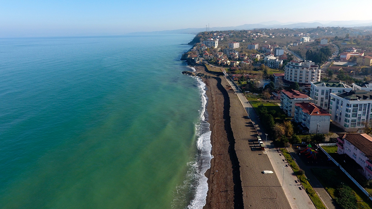 İlçe merkezinde bulunan Çuhallı sahilinde, kumun dalgaların etkisiyle kıyıya çekilmesi sonucu metrelerce uzunlukta oluşan derinlik, vatandaşlarda şaşkınlığa neden oldu.