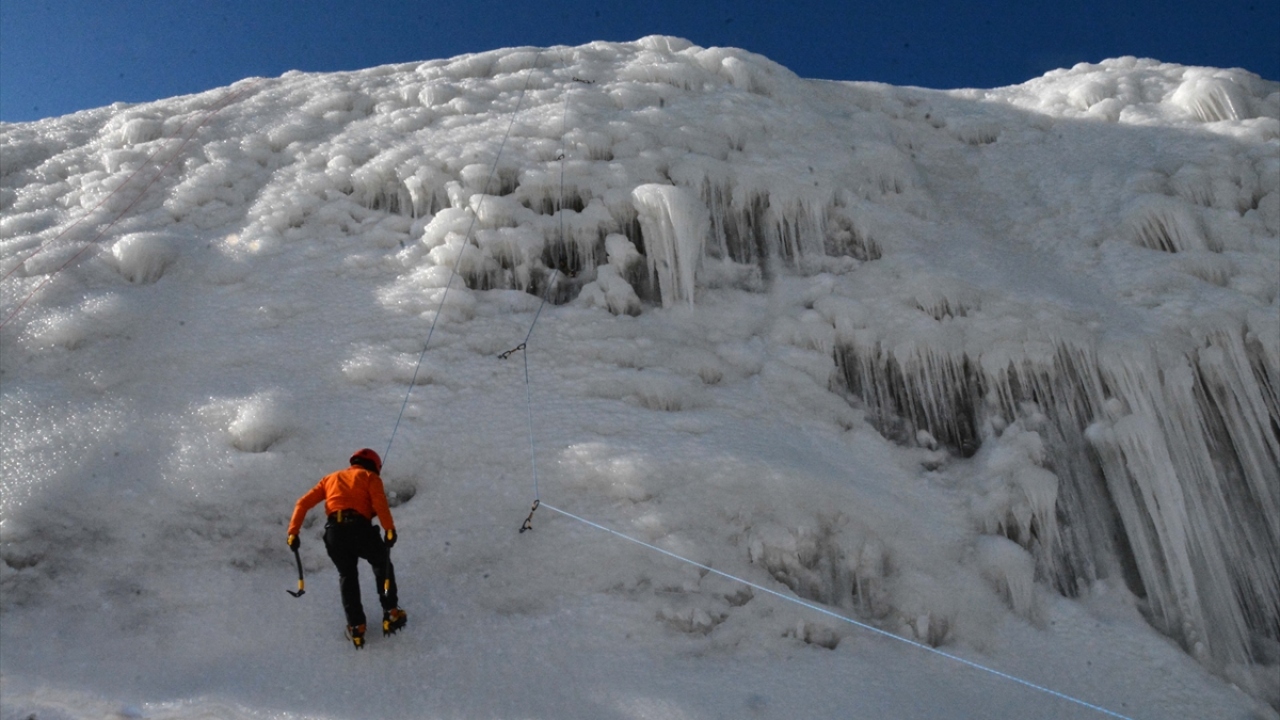 Yakındaki dereden 600 metre uzunluğunda boru hattı ile su çekilen ve bahçe sulama sisteminin kullanıldığı buz parkında, hava sıcaklığının sıfırın altına düşmesinin ardından kısa sürede buz kütleleri oluştu.
