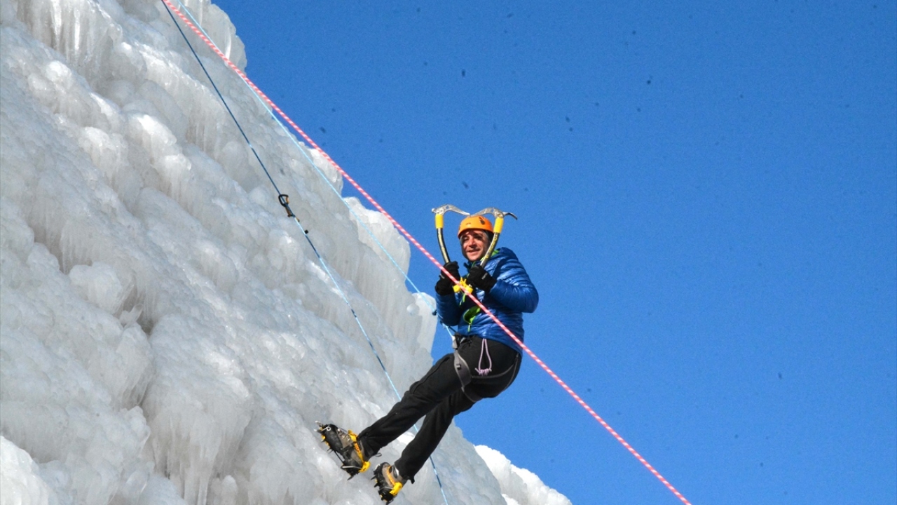 Dünyaca ünlü dağcı Tunç Fındık`ın da aralarında bulunduğu profesyonel dağcıların deneme tırmanışı yaptığı buz parkı, kayak merkezinin içinde bulunması ve yapay olması nedeniyle Türkiye`de ilk olma özelliği taşıyor.