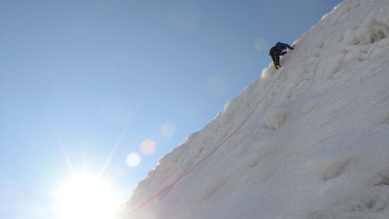 Tekin, Palandöken`deki buz parkını gelecekte daha da büyütüp, açacakları etaplarla Türkiye`nin buz merkezi yapacaklarını aktardı.