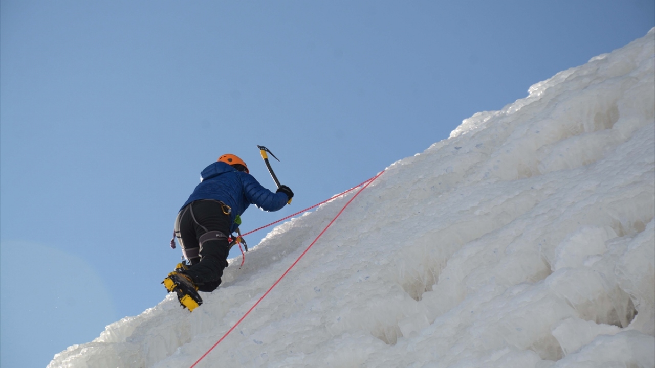 Dağcı Tunç Fındık ise Türkiye`de şu an kullanılabilir, insan eliyle oluşmuş ve buz tırmanışı sporu yapılabilecek tek yerin Palandöken`de olduğunu anlattı.