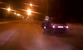 Trafik polisi, kaçan sürücüyü araca binerek durdurdu