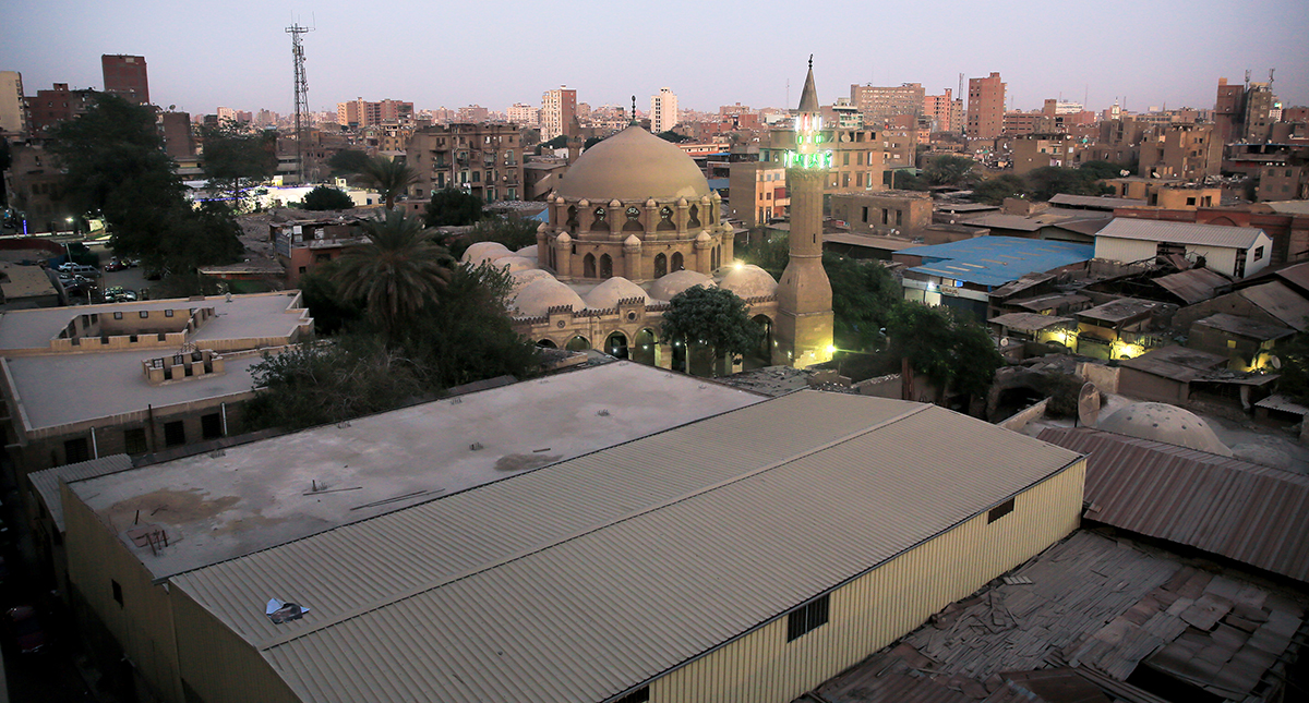 Eski Kahire`nin Nil nehri kıyısındaki limanı olarak bilinen Bulak bölgesindeki Sinaniye Caddesi üzerinde yer alan cami, bir külliye şeklinde inşa edilmiş. 