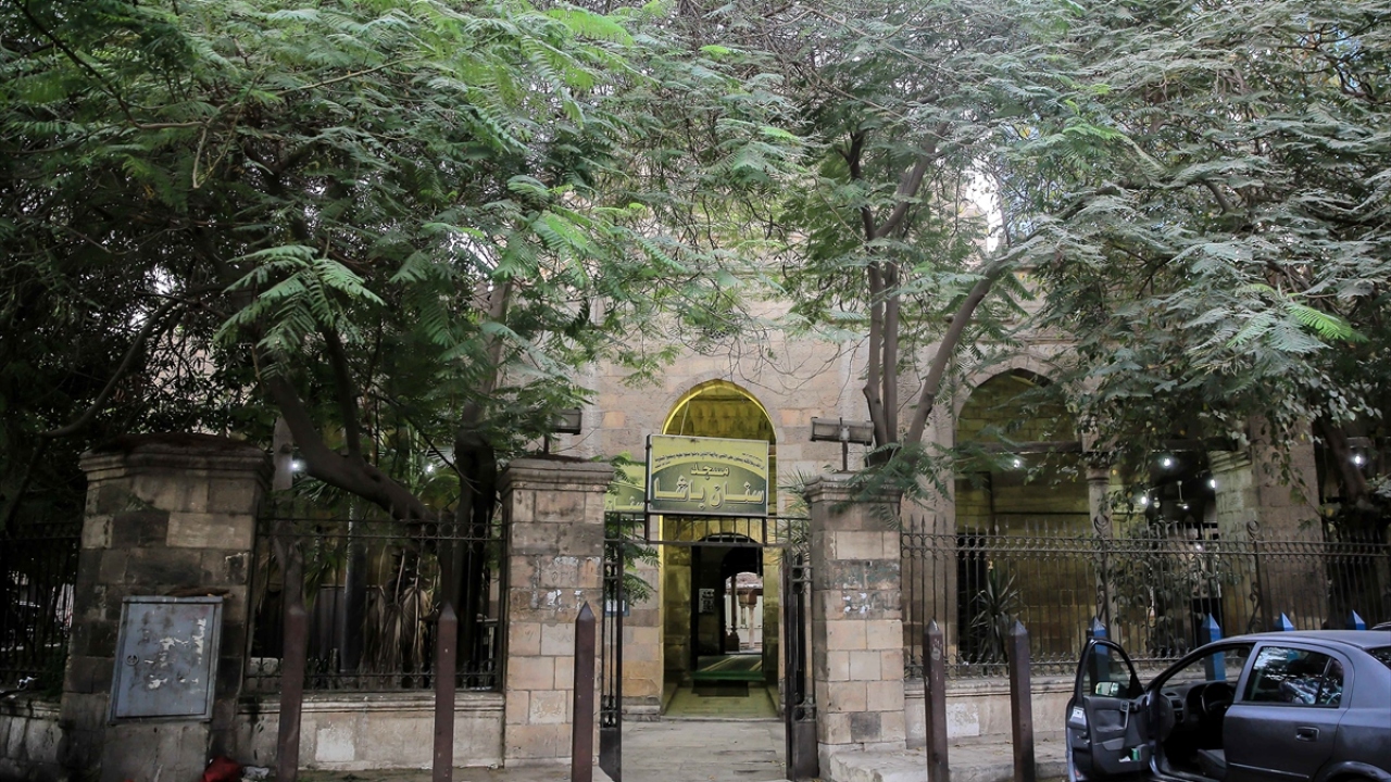 Türk gezgin Evliya Çelebi Seyahatname`de bu yapı için "Caminin kubbesi sanki gökyüzüne bina edilmiş". ifadesini kullanmıştır. Evliya Çelebi`nin söz konusu ifadesi caminin tarihini anlatan levha üzerine Arapça olarak da yazılmış.