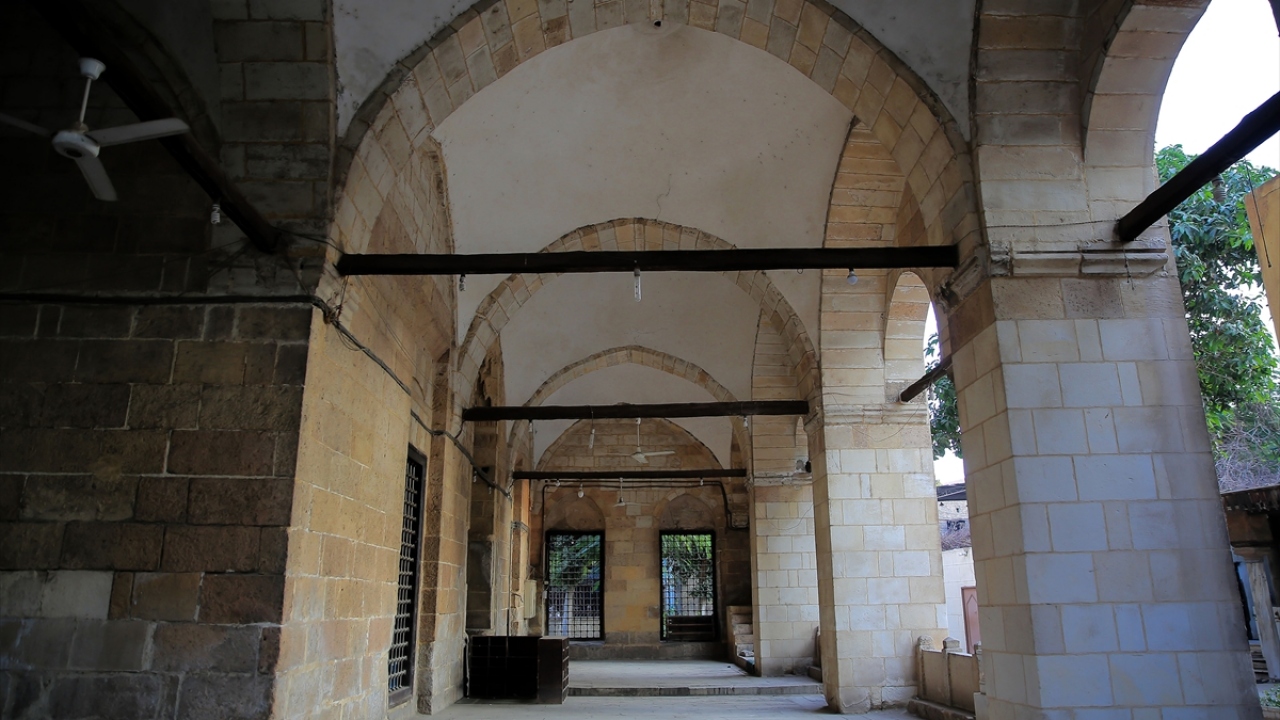 Sinan Paşa Camii`ni Kahire`deki diğer Osmanlı dönemi camilerinden ayıran en önemli fark, geniş avlusu ve tek minareli yapısı. 