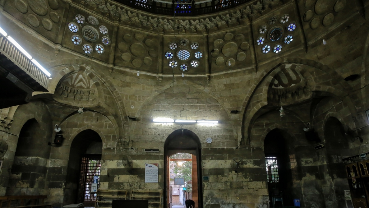 Taştan ve dikdörtgen şeklinde inşa edilmiş caminin yan duvarlarından biri ağaçlarla dolu bir bahçeye çıkıyor. Tarihçiler bahçenin caminin yapıldığı dönemden kalmış olabileceğini belirtiyor. 