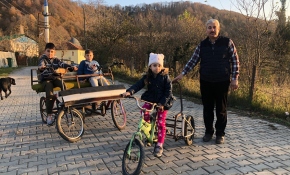 Atık malzemelerden bisiklet yapan imam çocukları sevindiriyor