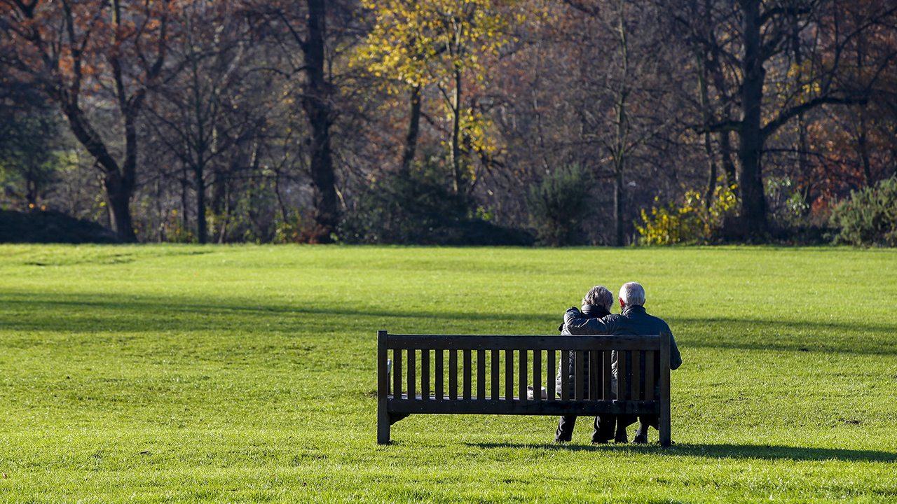 Parkta sabah saatlerinden itibaren koşu ve yürüyüş yapan Londralılar, hoşça vakit geçiriyor. 