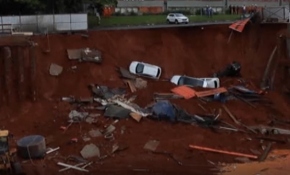 Brezilya’da çöken yol 4 aracı yuttu