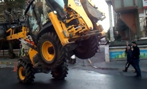 İş makinesiyle tehlikeli hareket yapan operatöre ceza