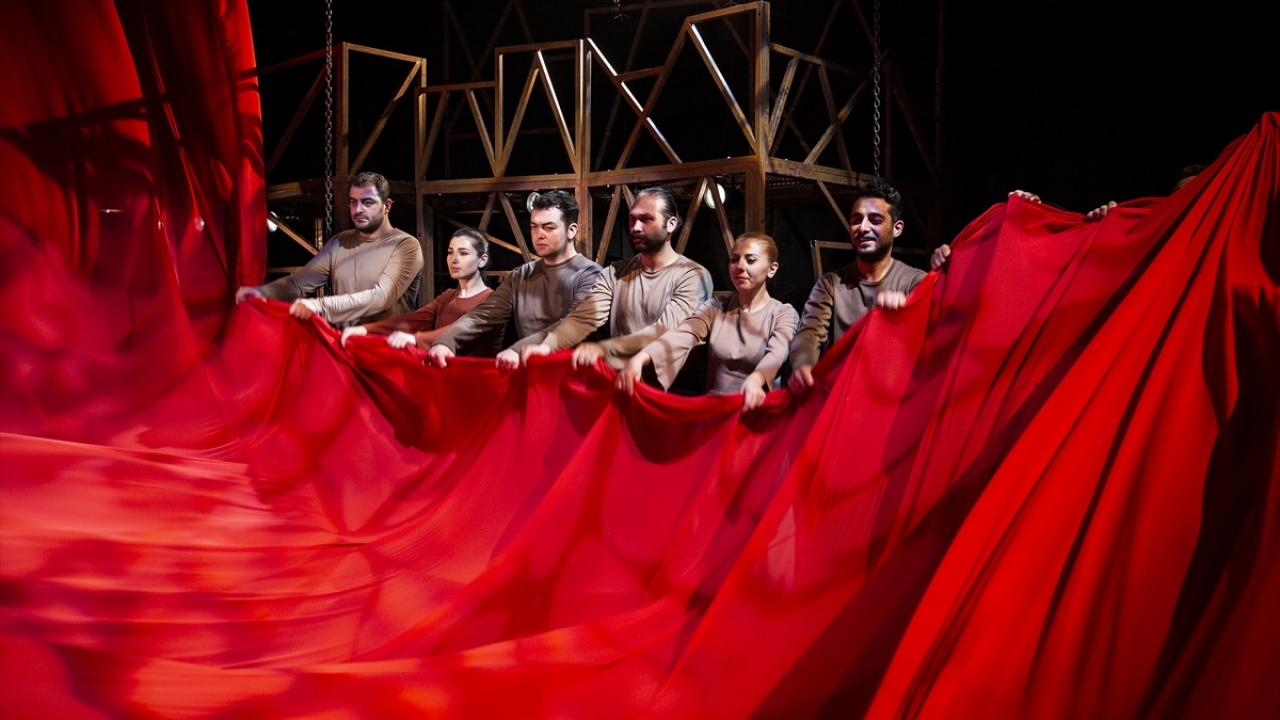 Sivas DT tarafından sahneye konulan Samsun Kongresi`nden Sivas Kongresi`ne kadarki süreci anlatan "1919:Şafak", seyircileri daha fuayede oyunun içine katan kurgusuyla dikkati çekiyor. 