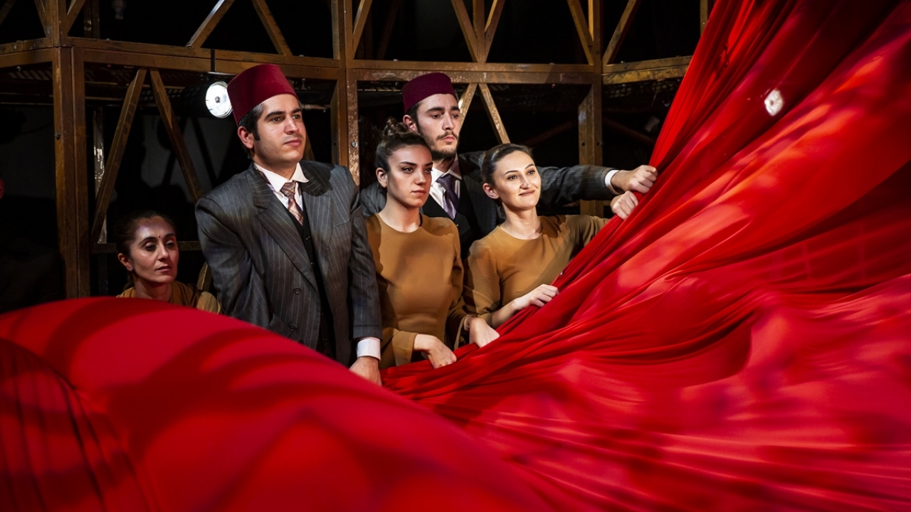 Dikenli teller, siperler, işgal güçlerine ait propaganda malzemeleri ve işgal bayraklarının olduğu fuaye alanında başlayan oyun, Kurtuluş Mücadelesi`nin ardından Türk bayraklarıyla donanmış, işgal simgeleri inmiş fuayede son buluyor. 