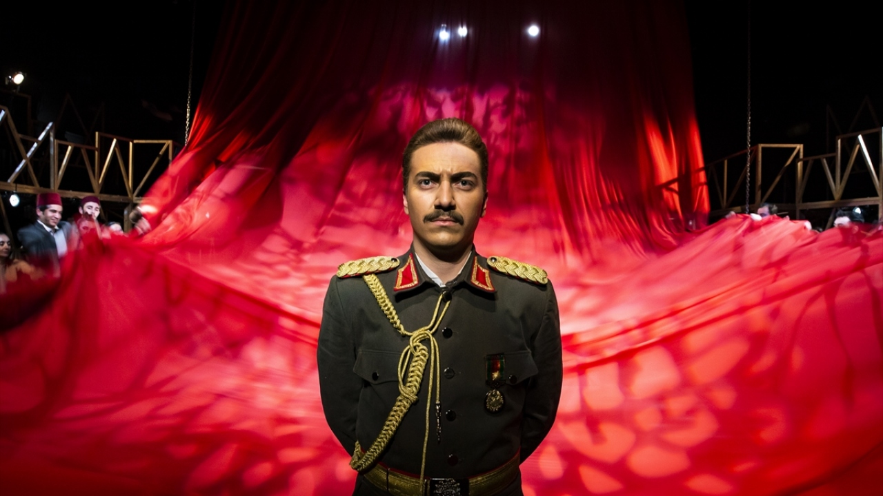 İrfan Şahinbaş Atölye Sahnesi`nde pazar gününe kadar izleyiciyle buluşacak oyuna gelenler, İstiklal Madalyası başta olmak üzere döneme ait madalyalar, silahlar, mataralar ve çakılardan oluşan bir koleksiyonu da görme imkanı buluyor. 