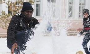 Karla ilk kez Ağrı'da tanışan yabancı öğrencilerin sevinci gülümsetti