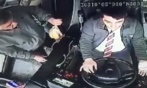 Hareket halindeki otobüs şoförüne saldırı anı kamerada