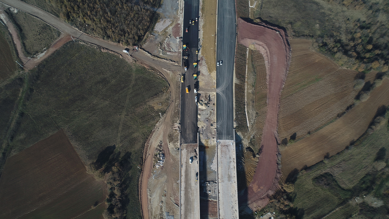 İstanbul`un batısındaki Kınalı mevkisinden başlayıp Kocaeli ve Sakarya`yı kuzeyden geçerek Sakarya`nın Akyazı ilçesi yakınlarında sonlanan proje, 3 ana bölümde 7 kesimden oluşuyor.