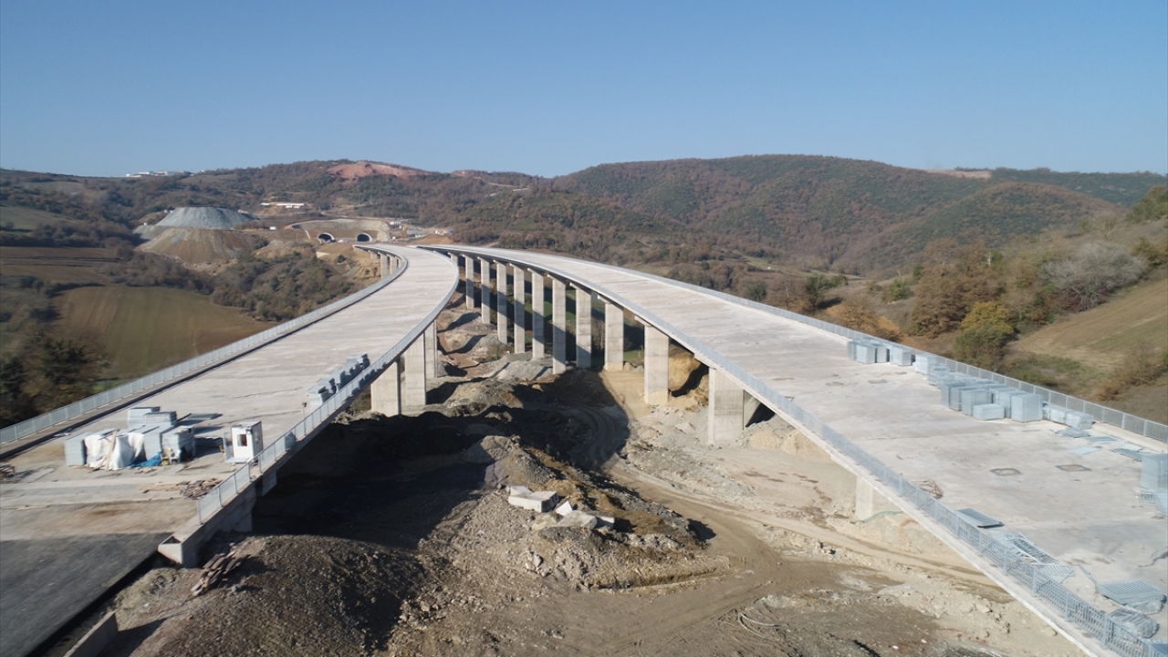 Yüksek standartlı, konforlu ve güvenli bir ulaşım ağı olan proje kapsamında, Yavuz Sultan Selim Köprüsü`nün de yer aldığı İstanbul`un kuzeyinden geçen 148 kilometrelik Odayeri-Paşaköy arası, 26 Ağustos 2016`dan bu yana hizmet veriyor.