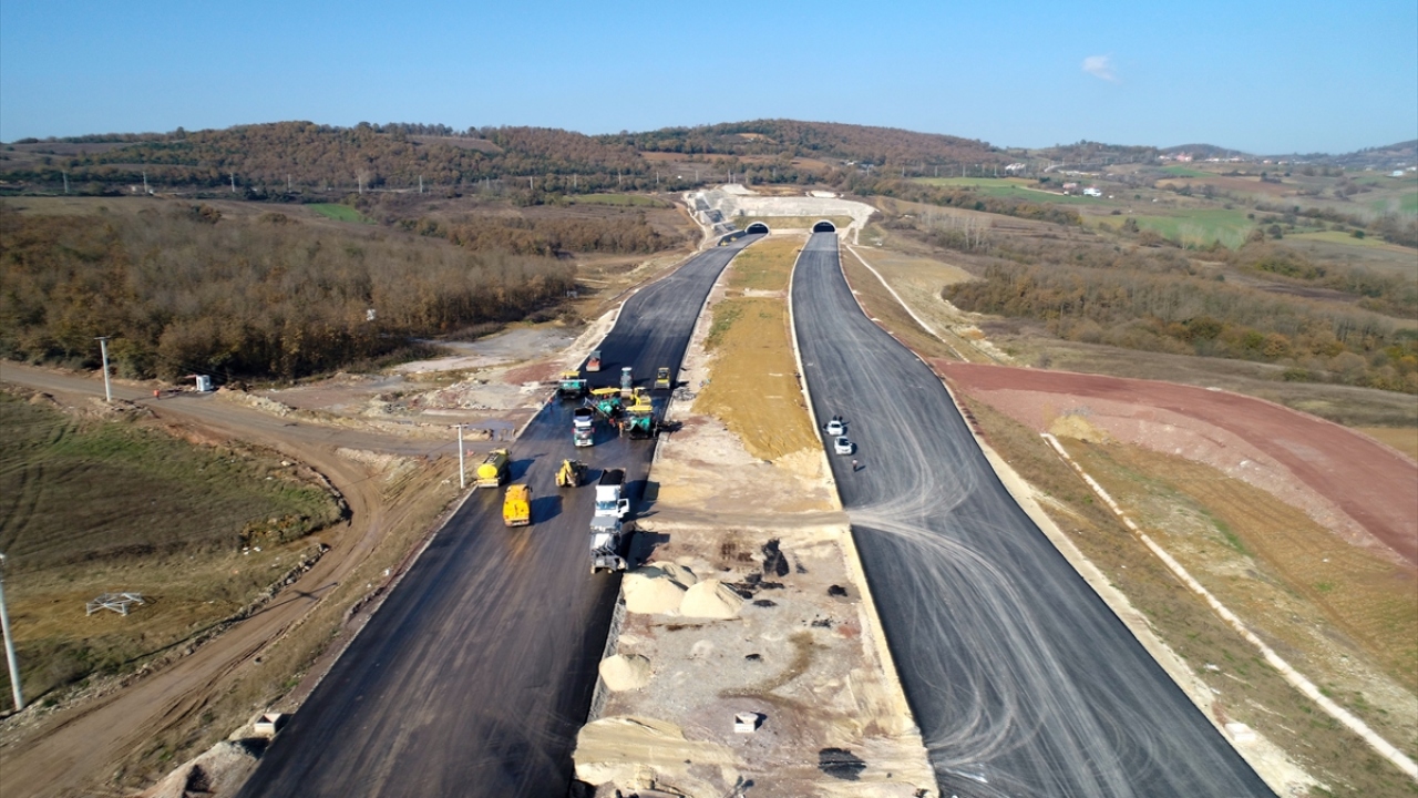 Gebze bölgesinde inşa edilen V07 viyadüğü, 130 metre ayak yüksekliğiyle ülkenin en yüksek ayaklı viyadükleri arasında bulunuyor.