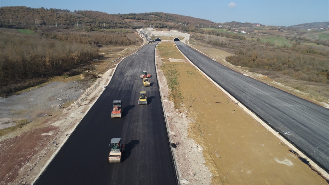 Otoyolun Yavuz Sultan Selim Köprüsü`nü de kapsayan 148 kilometrelik kesimi 26 Ağustos 2016’da açılırken, yapım çalışmalarının 2016`da başladığı diğer kesimlerde bugüne kadar toplam 108,4 kilometre otoyol hizmete açıldı.