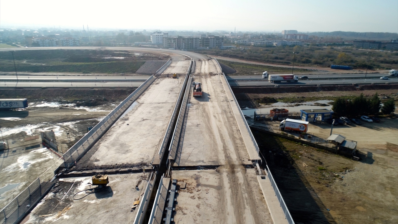 Ayrıca, Kınalı-Odayeri ve Kurtköy-Akyazı bölümlerinde 143 köprü, 73 üst geçit, 96 alt geçit, 599 menfez inşa ediliyor. Bunun yanı sıra toplam 46 yüksek standartlı kavşağın da inşası gerçekleştirilecek. 