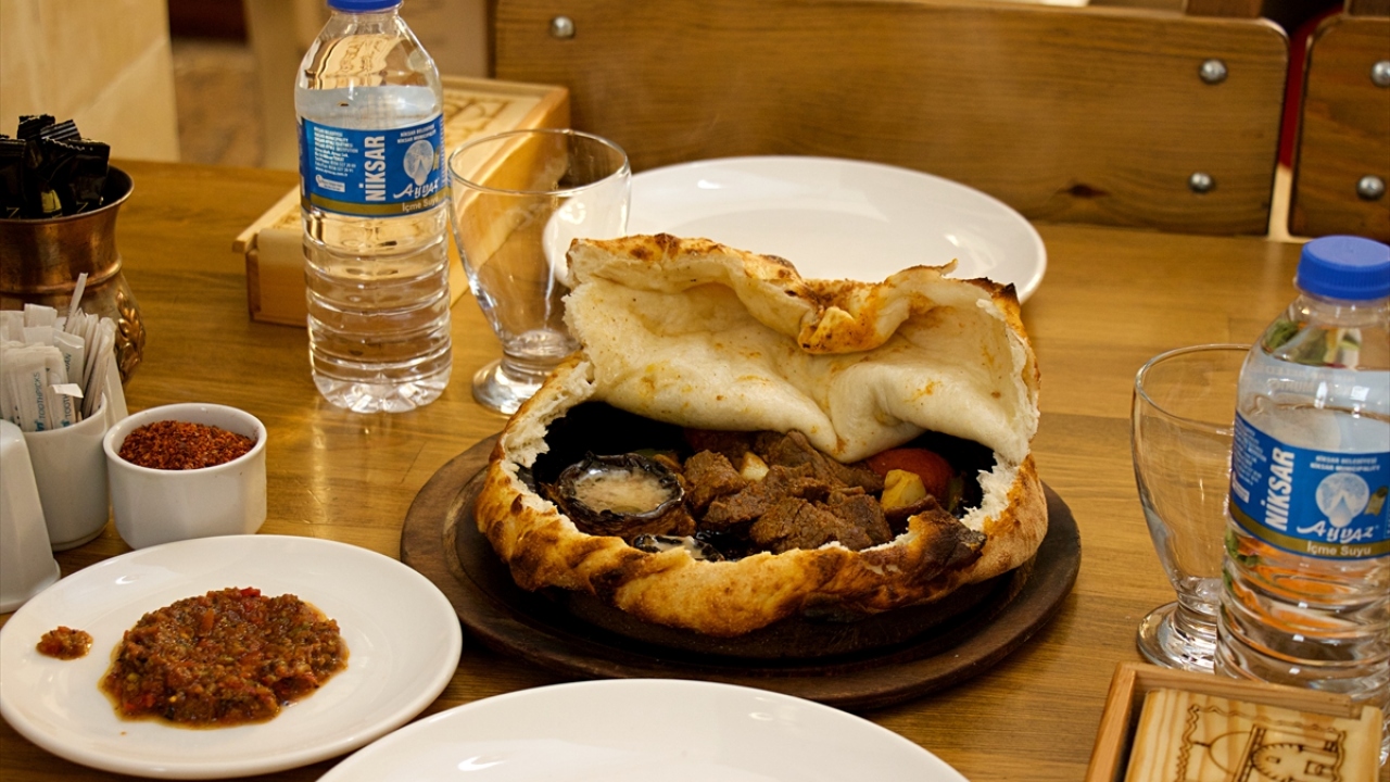 Konulduğu güveç kaselerinin üzeri de hamurla kapatılarak yemeğin kendi buharında pişmesi sağlanıyor.