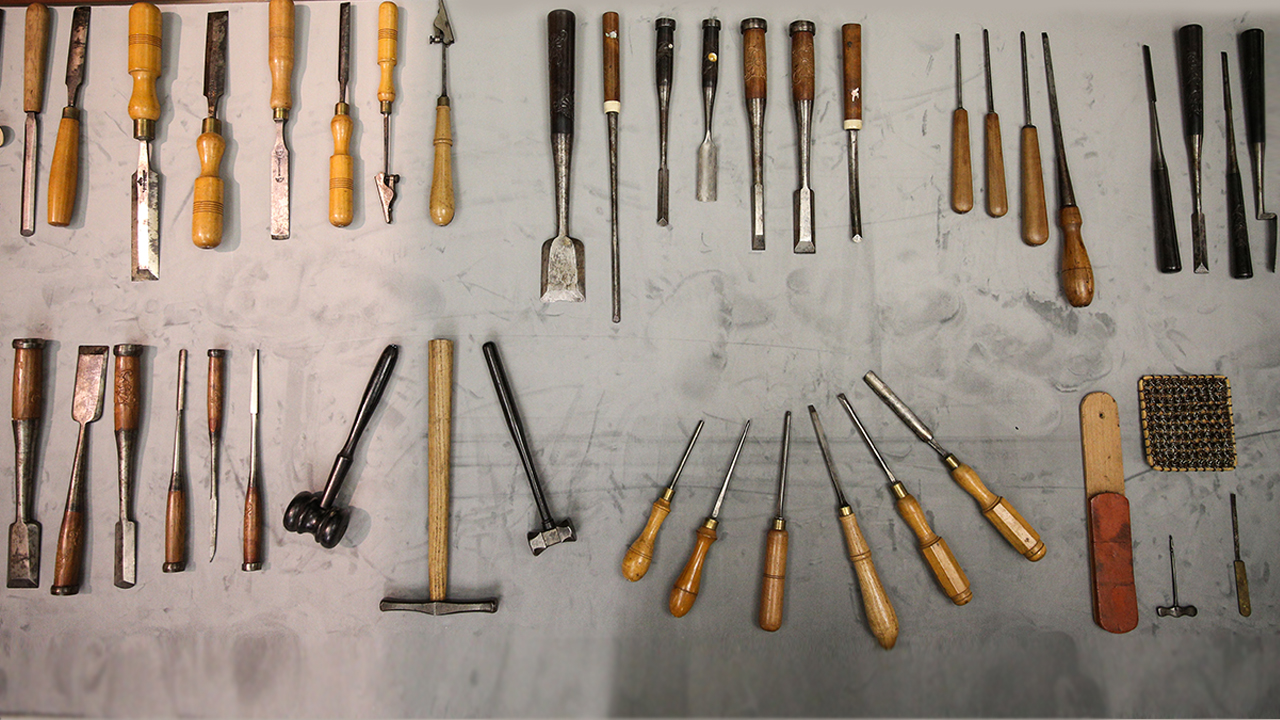 Beşiktaş`taki Saray Koleksiyonları Müzesine alınan Milli Saraylar İdaresi Başkanlığınca Yıldız Sarayı Koleksiyonuna kayıtlı Sultan 2. Abdülhamid Han`ın kılıcı, kamçısı, marangozluk takımları, tespihleri ve altın mührü artık sürekli görülebilecek. 