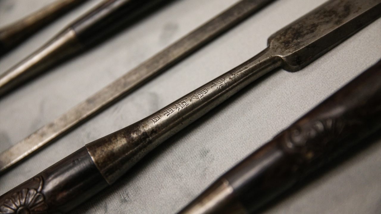 Eserler hakkında bilgi veren Saray Koleksiyonları Müzesi sorumlusu Güller Karahüseyin, Sultan Abdülhamid Han`a ait eserlerin müzede sergilenmesinin, ayrı bir kıymeti olduğunu söyledi.