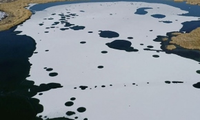 Hafik Gölü buz tuttu