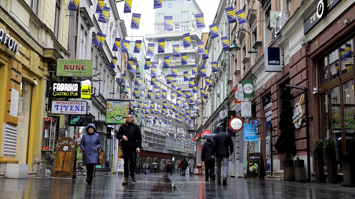 Munir Habibovic de soykırımda orman yolundan kaçarak hayatta kaldığını belirterek, Handke`ye ödül verilmesiyle kaybedenin soykırım kurbanları değil, Nobel ödülleri olduğunu vurguladı.