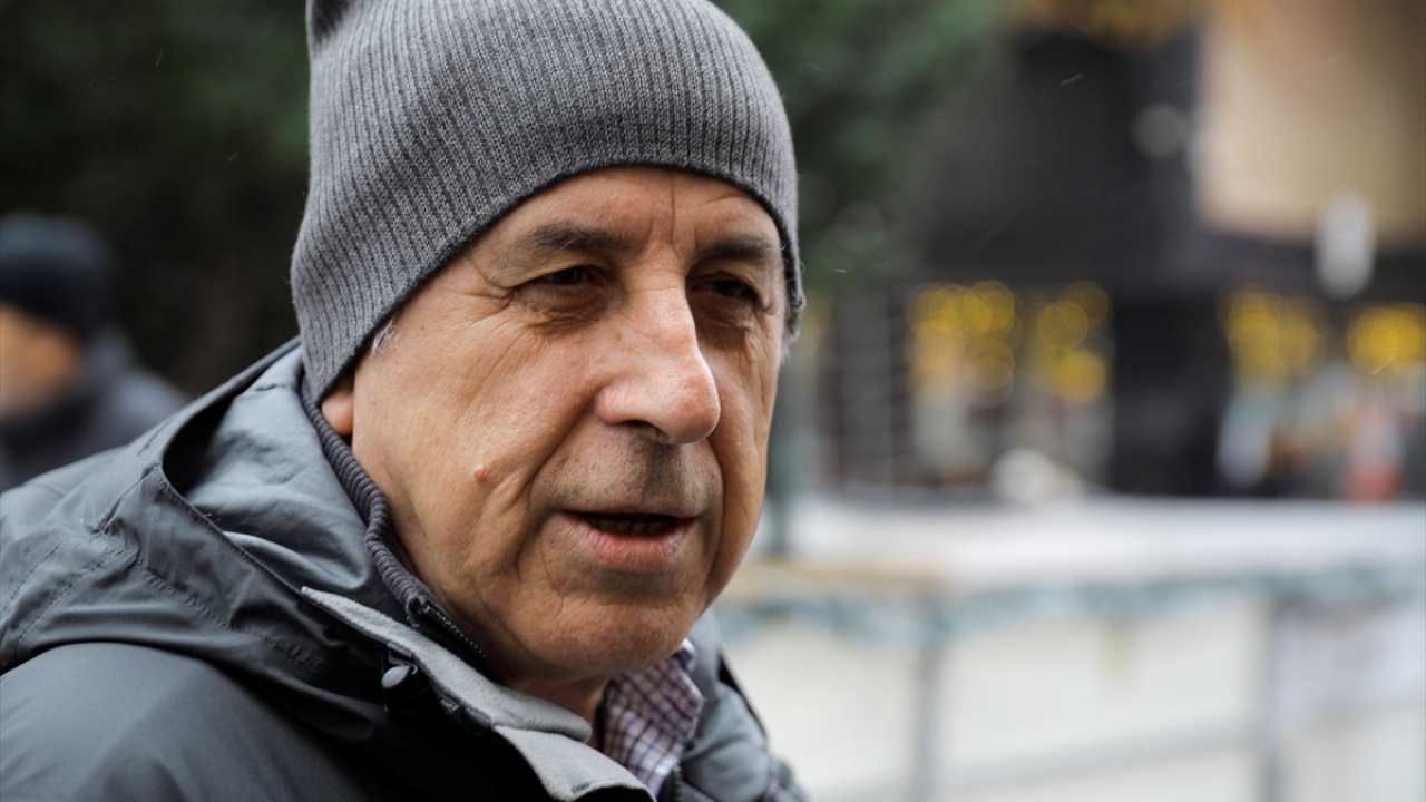 Saraybosnalı Hamid Custovic, Handke`ye ödül verilmesinin basit bir ikiyüzlülük örneği olduğunu belirterek, "Bu rezillik, aklanması mümkün olmayan bir medeniyet felaketidir." dedi.