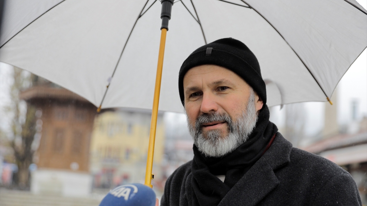 Saraybosnalı Edin Lepenica ise "Bu kararı alan Avrupa, bizim 1992`de yardım eli uzatmasını beklediğimiz Avrupa." ifadelerini kullandı.