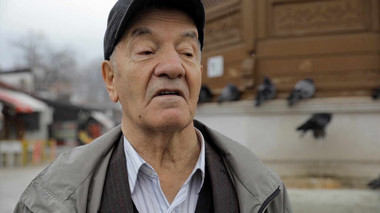 Toplama kampı mağduru Taib Cosic de birçok kez Srebrenitsa`yı ziyaret ettiğini aktararak, "Oradaki soykırımı inkar eden şahıs, bunu yapmak yerine bir halat alıp kendini asmalı." dedi.