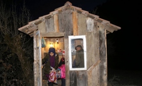 Çocuklar ısınsın diye kulübe yapılan köyün çamurlu yolları onarılıyor