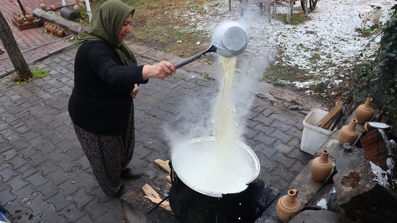 Hacılar ilçesinde Erciyes`in eteklerindeki Hürmetçi Mahallesi`nde yaşayan Hörmet Kemer, 10 yıl önce halı dokuyarak aldığı bir mandanın sütünden yaptığı ürünleri satarak hayvan sayısını 20`ye çıkarttı.