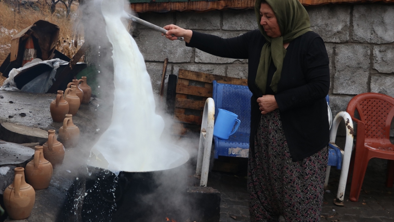 Mandaların sütünü değerlendiren Kemer, evinin bahçesinde kurduğu kazanda yaptığı peynir, tereyağı, kaymak ve yoğurdu eşinin de yardımıyla kentteki iş yerlerine satmaya başladı.