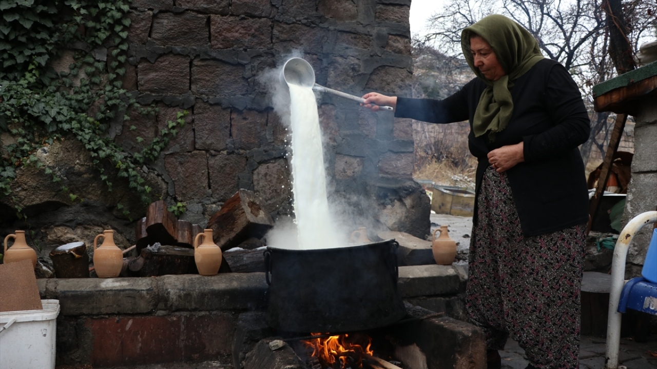 Ürünleri beğenilen Kemer, mahallede hayvancılıkla uğraşan komşularından da süt satın alarak, üretimini artırdı.