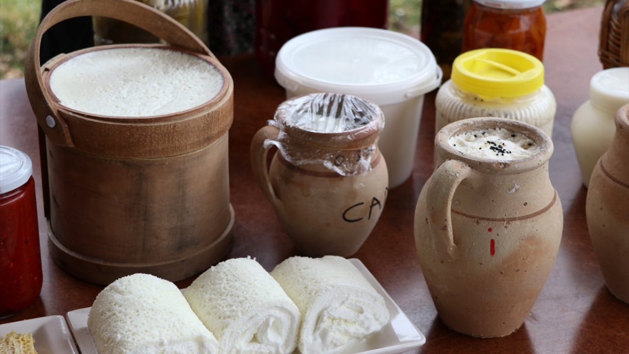 Bazı ürünleri il dışına kargo ile gönderdiklerini belirten Kemer, ayda 400-500 kilogram peynir, 3 tona yakın yoğurt ve 500 kilogram kaymak ürettiklerini aktardı.