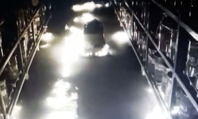 Yere döktüğü madde alev alınca yanmaktan son anda kurtuldu