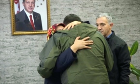 Diyarbakır'daki evlat nöbetinde annesini görünce dayanamadı, örgütten kaçtı