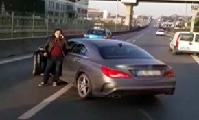 Takip edildiğini iddia ederek otobüsün önünü kesti, yolu trafiğe kapattı